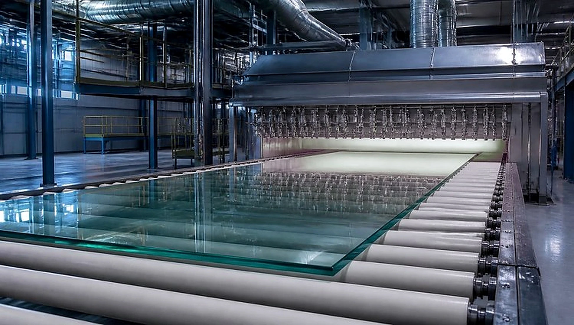 Tempering line quench section with glass passing under the blowers
